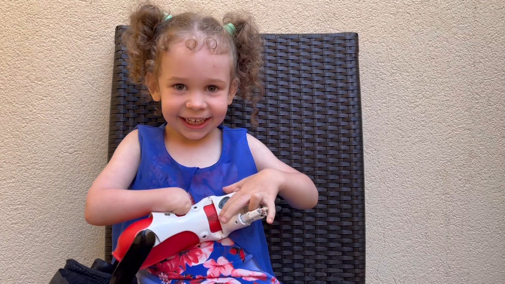 «Мама посмотри! Вот у этой девочки нету ручки!»